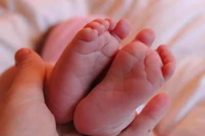 Стоит ли переживать: два взгляда на появление щетинки у младенца